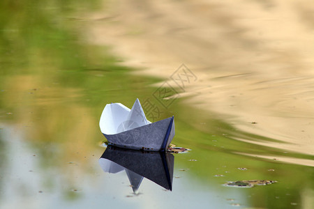 河里的纸船背景图片