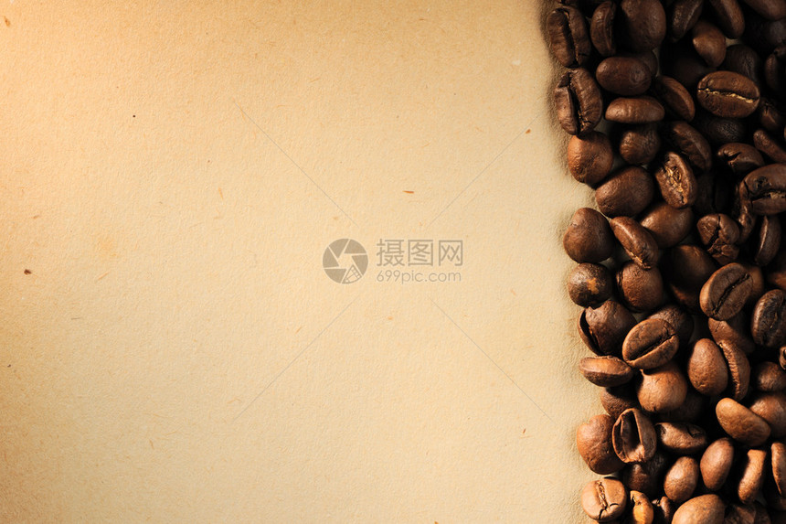 旧纸张背景上的咖啡图片