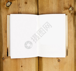 在木板背景上空白的书页图片