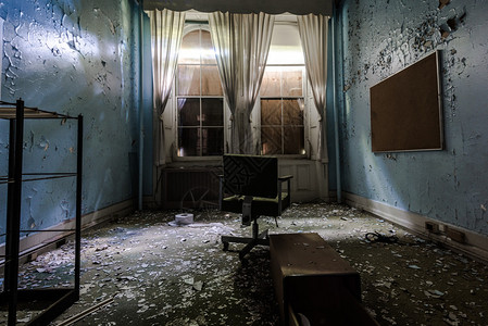 废弃医院的旧房间图片