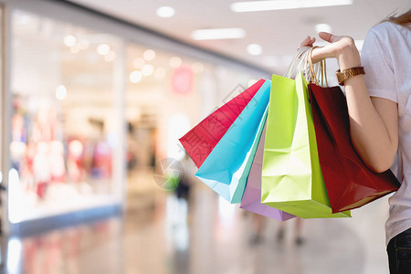女在有复制空间的购物中心拿着五颜六色的购物袋购物的特图片