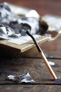 烟灰缸附近烧焦的火柴和木图片