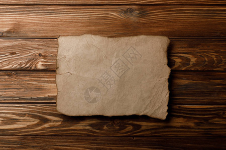 木质背景上的棕色旧羊皮纸图片