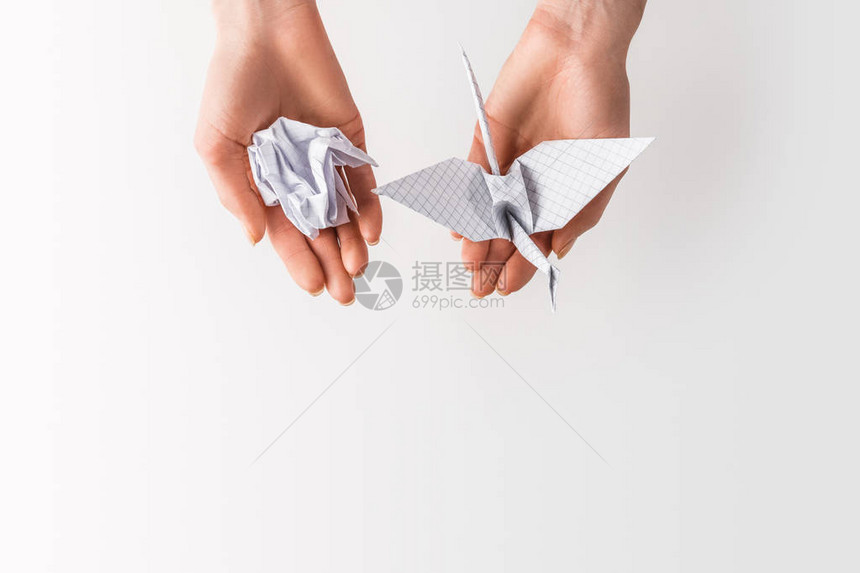 以灰色环境和回收利用概念隔离的手用纸制成的妇女握着图片