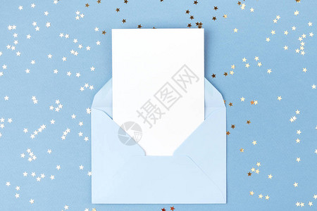 蓝色信封中的空白卡片图片