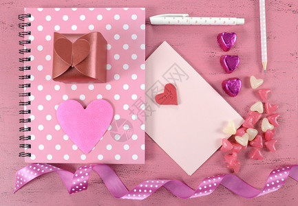 为情人节快乐写情书和卡片以粉红色破碎的木头背景图片