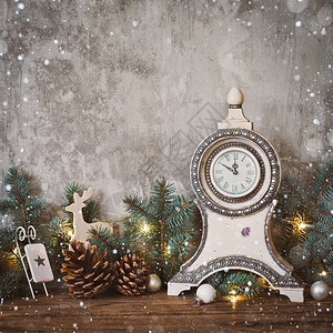 在混凝土墙中的圣诞装饰旧时钟和图片