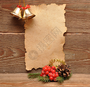 棕色木质纹理上的圣诞装饰和旧纸图片