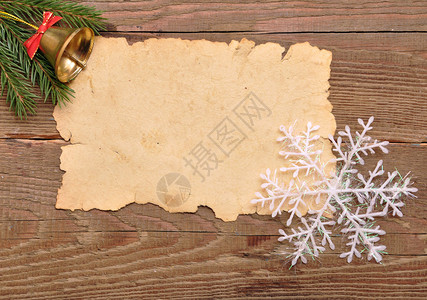 棕色木质纹理上的圣诞装饰和旧纸图片