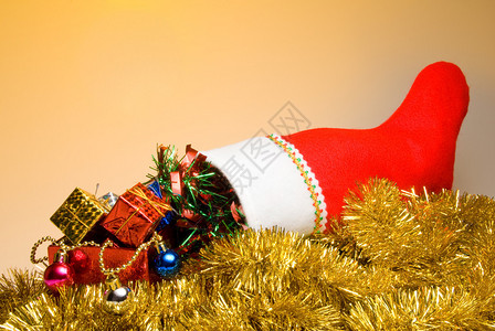 装满节日礼物的圣诞袜背景图片