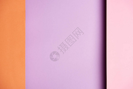 紫色和橙色重叠纸张的图案背景图片