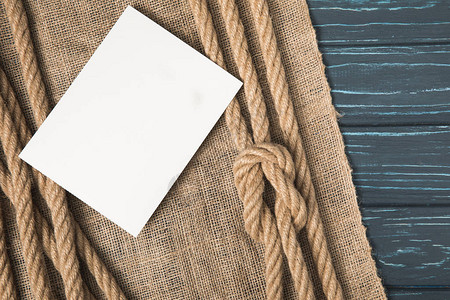 关于木制桌面上麻布和棕海结绳的空白纸短图片