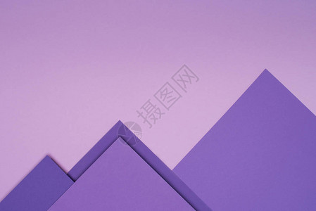 浅紫色背景上的紫色纸山背景图片