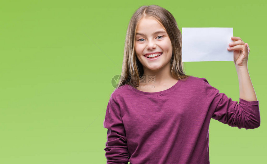 年轻漂亮的女孩在孤立的背景上拿着空白纸卡图片