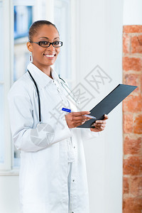 年轻黑人女青年医生站在有档案或档案材料的图片