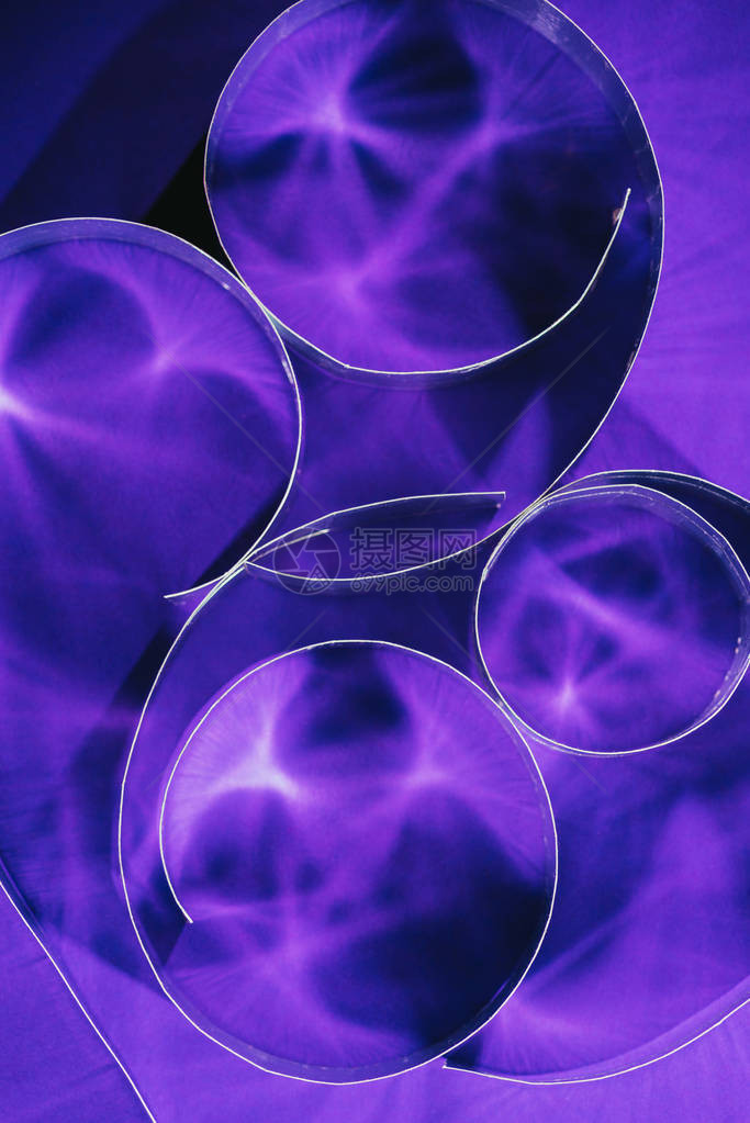 紫色纸螺旋的顶视图图片