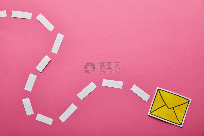 黄色发送在粉红色背景上显示邮件签图片