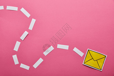 黄色发送在粉红色背景上显示邮件签背景图片
