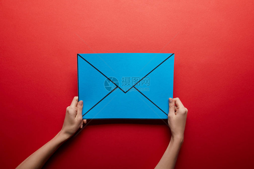 红色背景上蓝色邮件符图片