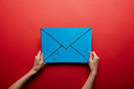 红色背景上蓝色邮件符图片