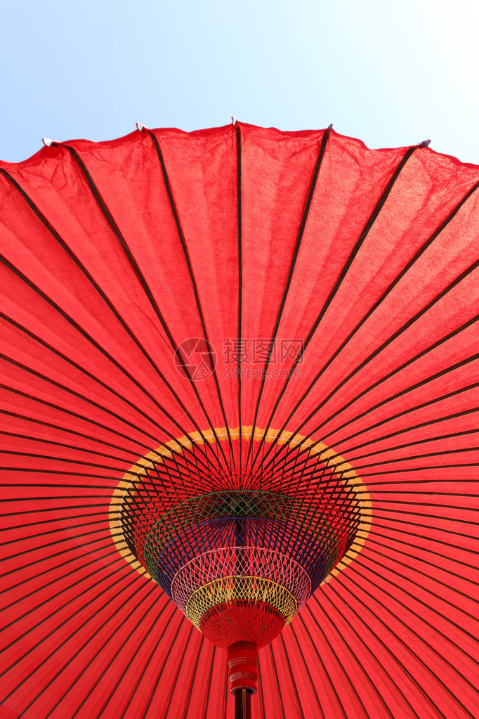 蓝天上的日本红伞图片