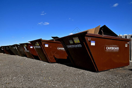 固体废物转移站的一排垃圾箱用于收集纸板玻璃纸张图片