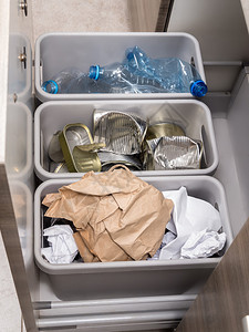 厨房橱柜中三个塑料垃圾桶图片