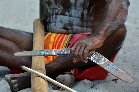Yugambeh土著男子在澳大利亚昆士兰州土著文化展期间坐着并图片