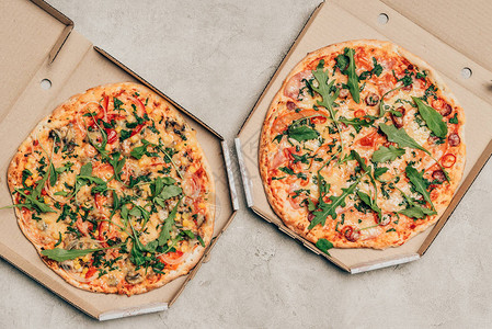 意大利热披萨以浅背景纸板盒装的香图片