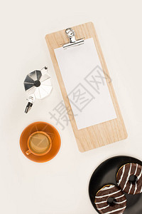 剪贴板纸咖啡杯及咖啡机和白甜图片