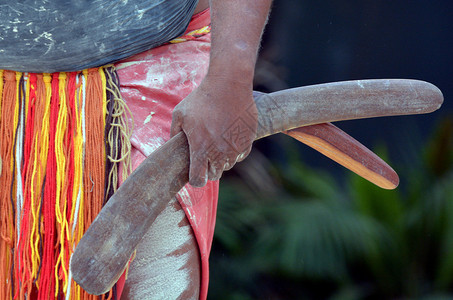 Yugambeh土著男子在澳大利亚昆士兰州土著文化展期间拥图片