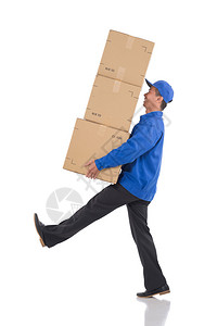 送货员背着一堆纸板箱的侧视图图片