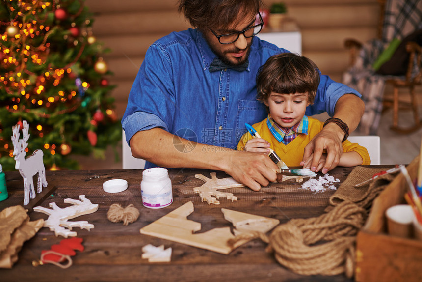年轻人教他儿子怎么画木制图片