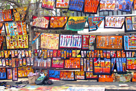 在莫桑比克马普托街头市场销售的多彩绘画背景图片