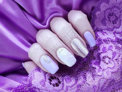 丝绸面料蕾丝上的女手工彩色修指甲图片