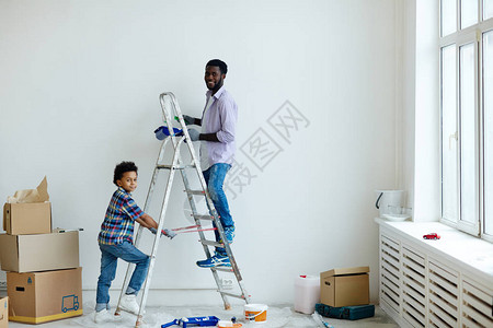 父亲和他的小儿子在新公寓图片