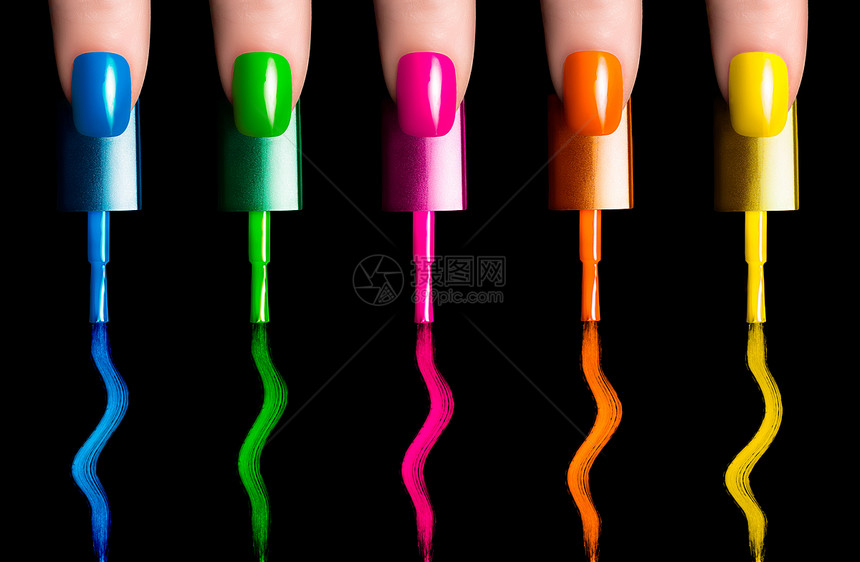 五个手指用五个指甲油刷涂成荧光色修指甲和美甲艺术概念在黑色上隔图片