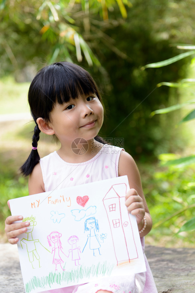 幼儿展示其家庭成图片