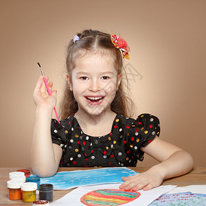 小女孩在幼儿园画图片