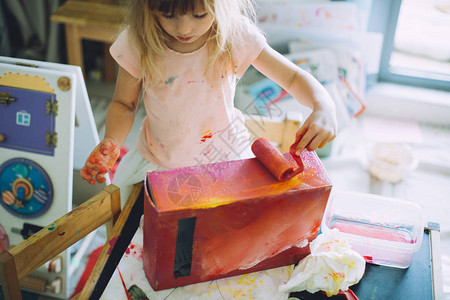 可爱的小女孩肖像在家庭画纸盒玩得图片