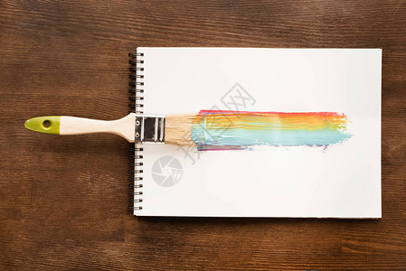 桌上纸画笔和彩色笔触的顶部视图背景图片