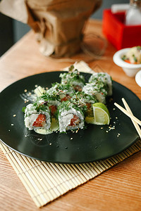 Maki寿司卷加三文鱼绿菜和黑图片