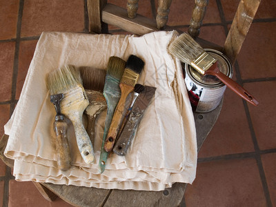 房屋装修项目帆布防水布上的旧和用过的油漆工专业图片