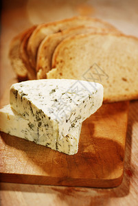 丹麦蓝纹奶酪和面包片图片