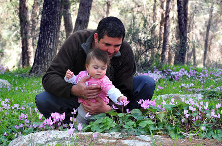 一个父亲和他的女婴在森林的春天和塞克拉图片