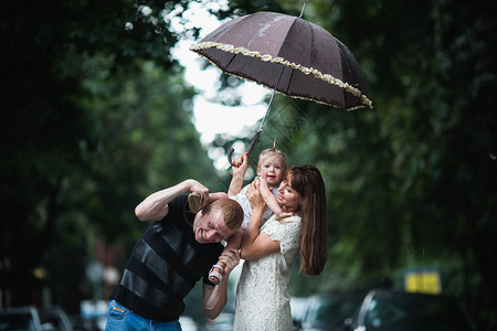雨中幸福的一家人图片