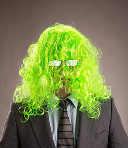 长头发绿色假发的商人图片