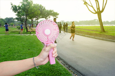 夏季炎热天气时在公共园手持粉红图片