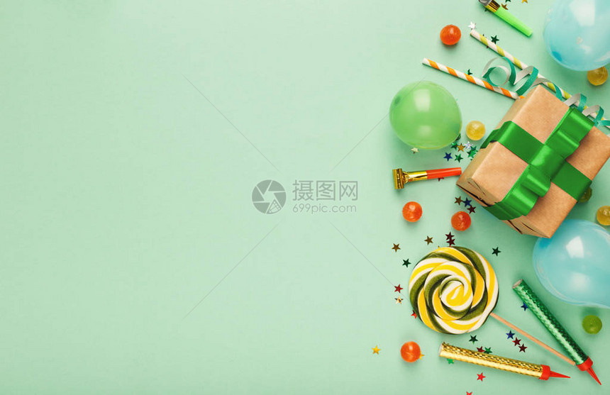 生日派对背景与纸屑糖果棒糖和礼物在绿色背景复制空间顶视图的边界祝贺图片