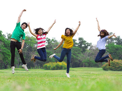 一群亚洲年轻人跳跃图片